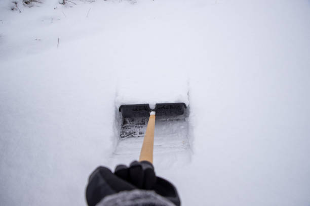 limpar a neve da calçada - foto de acervo