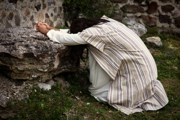 jésus priant dans le jardin des oliviers - garden of gethsemane photos et images de collection