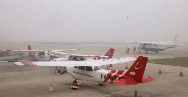 el avión de entrenamiento de vuelo estacionado en la pista no pudo despegar debido a la neblina - air vehicle airport fire department accident fotografías e imágenes de stock