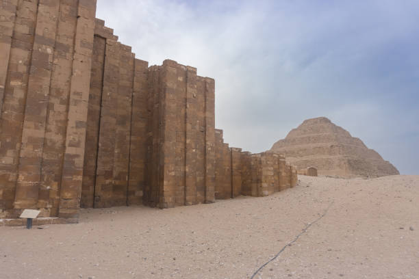 pyramide à degrés de djéser, la première pyramide d’égypte, - saqqara egypt pyramid shape pyramid photos et images de collection