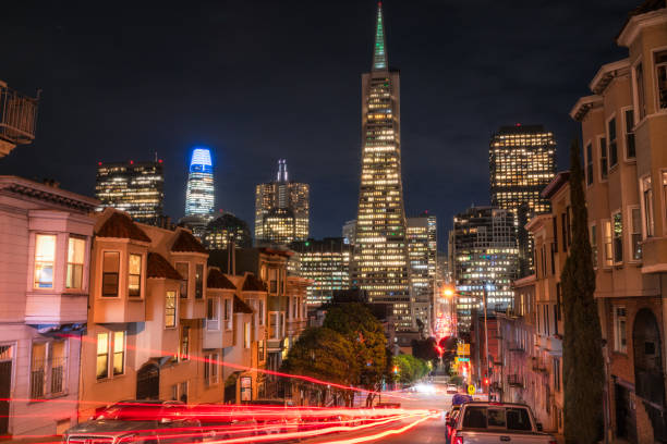 nocne korki w centrum san francisco - san francisco county house community skyline zdjęcia i obrazy z banku zdjęć