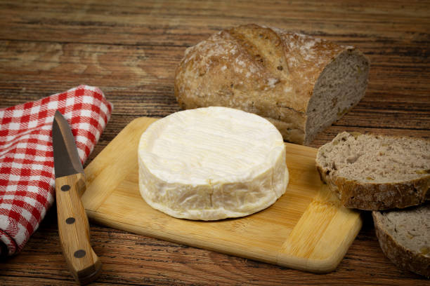 wiejski camembert, wyprodukowany we francji (normandia), zbliżenie - camembert zdjęcia i obrazy z banku zdjęć