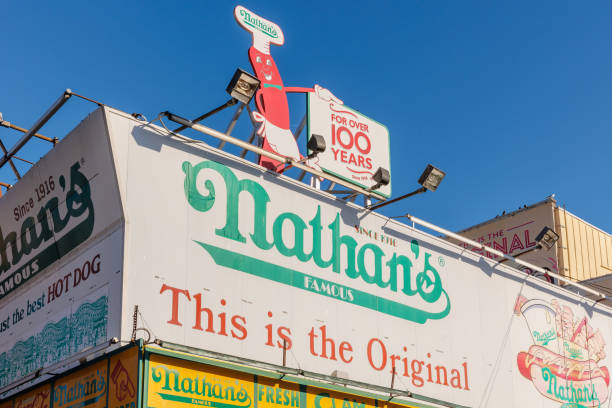 nathan's fast food stand restaurant in coney island, ney york, usa - nathans coney island new york city brooklyn imagens e fotografias de stock