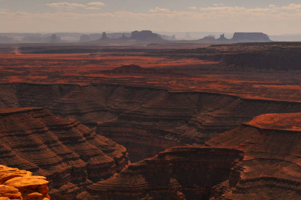 захватывающий вид с мыса мюли - moki dugway стоковые фото и изображения