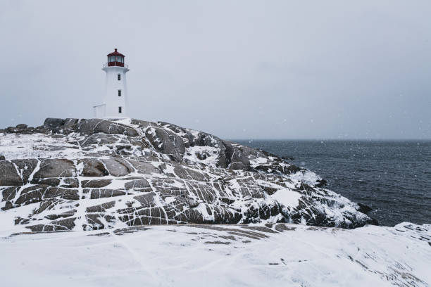 冬のペギーズコーブ灯台 - lighthouse scenics winter peggys cove ストックフォトと画像
