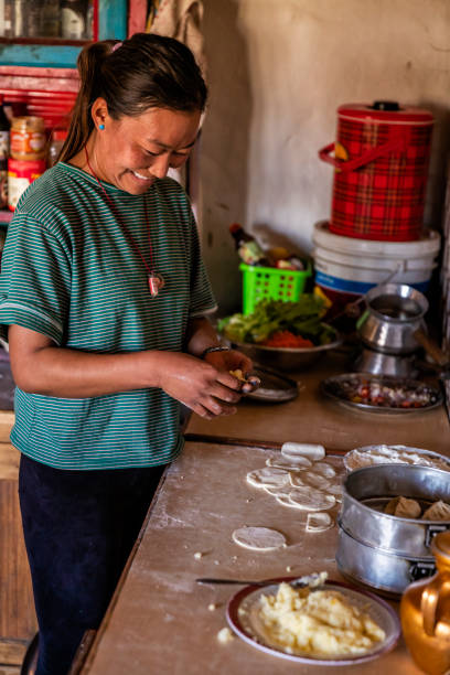 tibetan woman preparing momos, upper mustang, nepal - chinese dumpling vertical dumpling asian culture stock-fotos und bilder