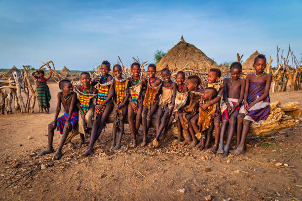 group of children from hamer tribe, ethiopia, africa - hamer woman stock-fotos und bilder