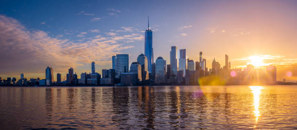 башня свободы и панорама горизонта нью-йорка - new york city sunrise new york state usa стоковые фото и изображения