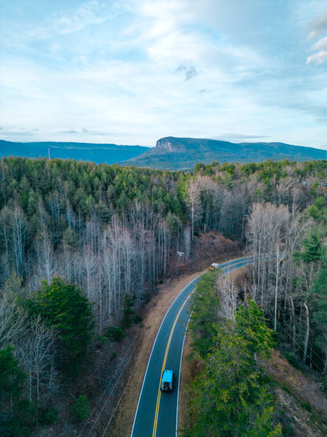 mountain road - voyage - short off mountain - asheville, caroline du nord - smoky mountains - suv - appalachian trail dirt road footpath appalachian mountains photos et images de collection