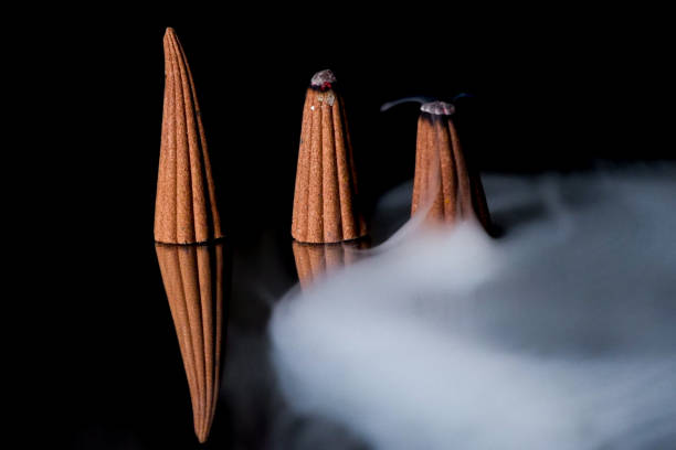 dichter rauch von räucherstäbchen, der bei schwachem licht verbrannt wird - smoke matchstick swirl fog stock-fotos und bilder