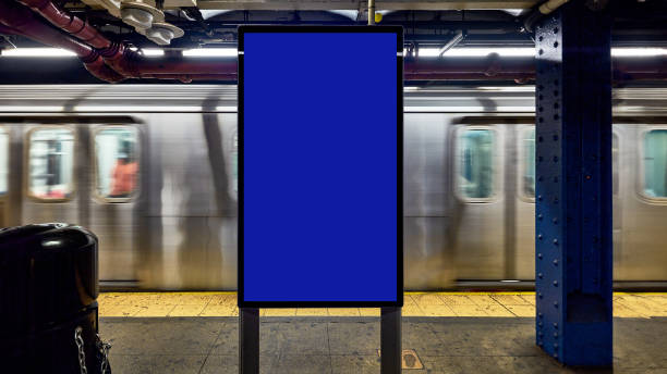 plantilla de tienda de centro comercial de luz de la ciudad al aire libre. maqueta de cartelera en blanco en una estación de metro, interior subterráneo. caja de luz urbana en el interior del anuncio del aeropuerto metropolitano vertical. - valla publicitaria fotografías e imágenes de stock