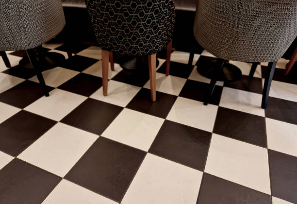 길모퉁이 카페에 있는 흑백 타일. 실내 장식품이 있는 편안한 의자는 차와 커피, 주방, 거실을 통해 사람들과 지식인을 만날 수 있는 비공식적인 느낌을 줍니다 - floor marble town square checked 뉴스 사진 이미지