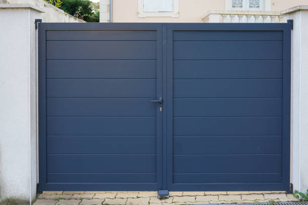 porte en aluminium haute porte en métal gris foncé de la maison portail en acier gris de la maison d’accès à la banlieue - voie daccès au garage photos et images de collection