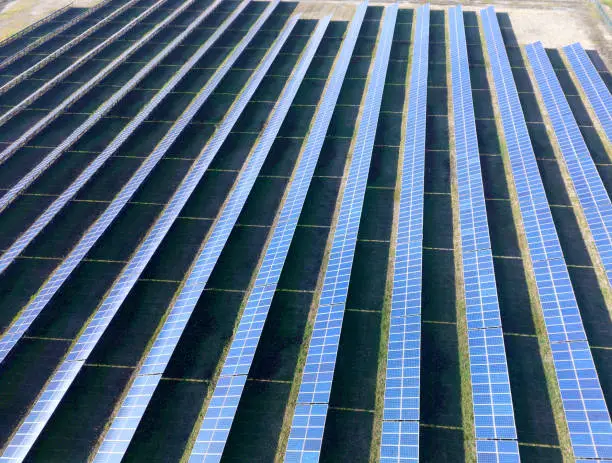 Campo fotovoltaico installato sopra un'area agricola