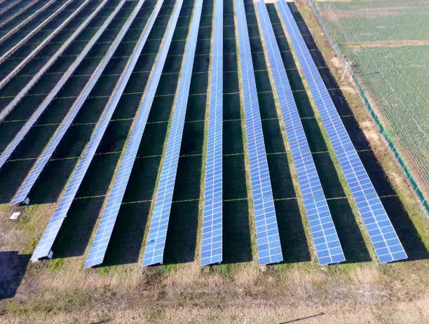 Campo fotovoltaico installato sopra un'area agricola