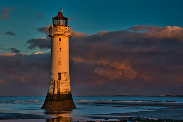 faro di perch rock alla luce del sole di mattina presto, new brighton, wirral, inghilterra, gran bretagna - perch rock lighthouse foto e immagini stock