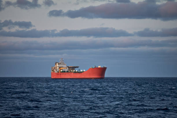 immagine della nave nel mare. - floating oil production platform foto e immagini stock