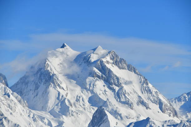 schneebedeckter mont-blanc-berg im winter - mont blanc ski slope european alps mountain range stock-fotos und bilder