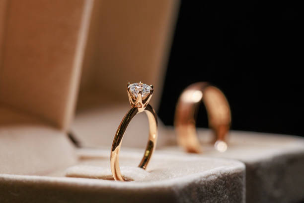 close-up of the wedding rings of the bride and groom in a box - ring diamond jewelry wedding imagens e fotografias de stock