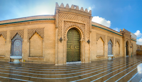 Titre : Arabic Door, Arabic oriental styled door in Rabat, Morocco. Panoramic view of square and Mausoleum of King Mohammed V located on opposite side Hassan Tower in Rabat. Morocco