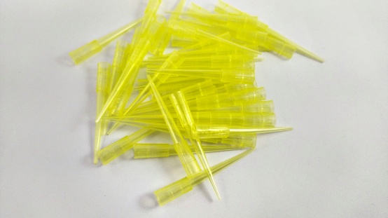 Yellow tip for micropipette . There are two types of tips for micropipettes, yellow and blue. Yellow tip for taking very small volumes of solution.