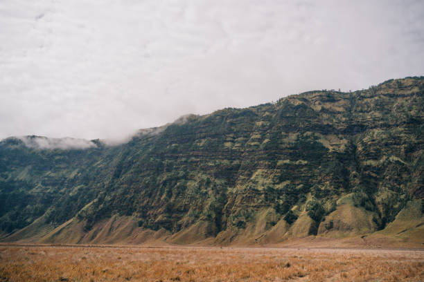 close up shot of bromo hills in fog - backpacker green vacations outdoors - fotografias e filmes do acervo