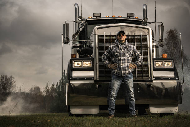 orgulhoso proprietário de caminhão semi na frente de seu veículo comercial - semi truck driver pride white - fotografias e filmes do acervo
