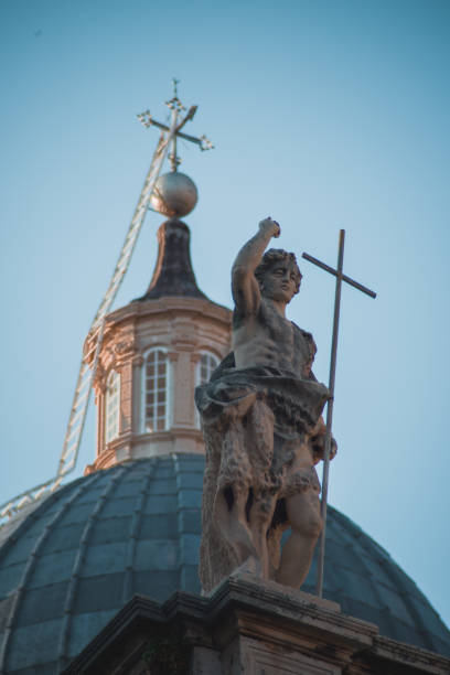 statue and roof of old building, architecture in dubrovnik old town, croatia - knezev dvor stock-fotos und bilder