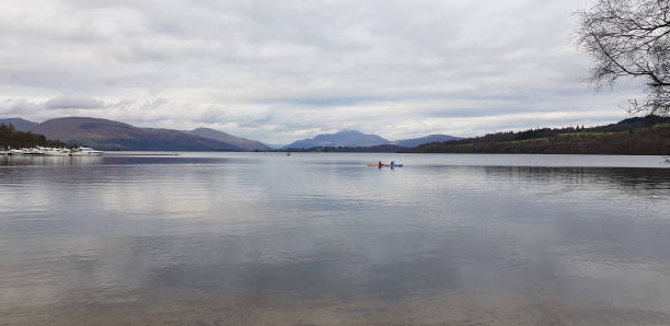 spływ kajakowy po spokojnym jeziorze, loch lomond, balloch, szkocja, anglia, wielka brytania - loch rowboat lake landscape zdjęcia i obrazy z banku zdjęć