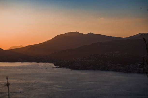 sunset over the ocean - horizon over water horizontal surface level viewpoint photos et images de collection