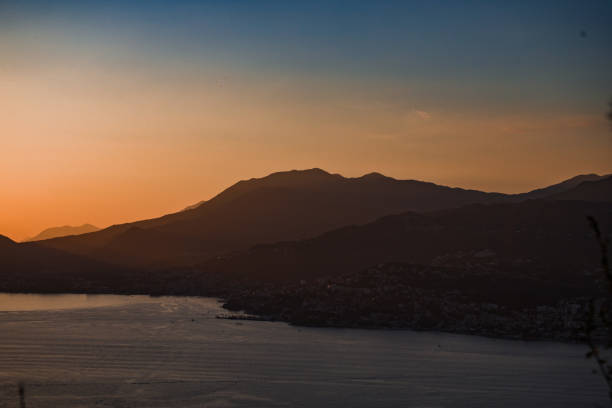 sunset over the ocean - horizon over water horizontal surface level viewpoint photos et images de collection