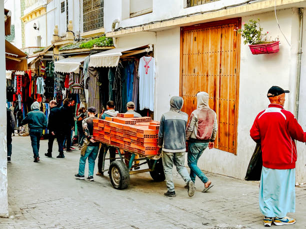 people making their way through the streets in tangier, morocco - dar el makhzen foto e immagini stock