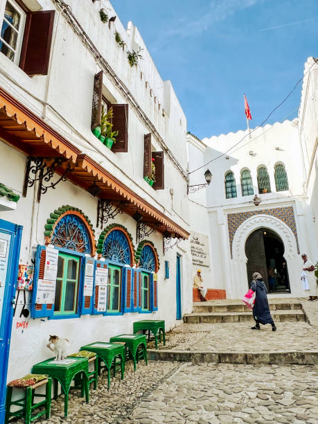 persone che si fanno strada per le strade di tangeri, marocco - dar el makhzen foto e immagini stock