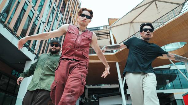 groupe de danseurs hip-hop asiatiques pratiquant le pas de pied avec l’équipe de danse. effort. - beat box photos et images de collection
