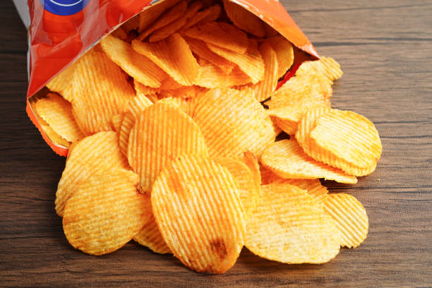 potato chips in open bag, delicious bbq seasoning spicy for crips, thin slice deep fried snack fast food. - crips zdjęcia i obrazy z banku zdjęć