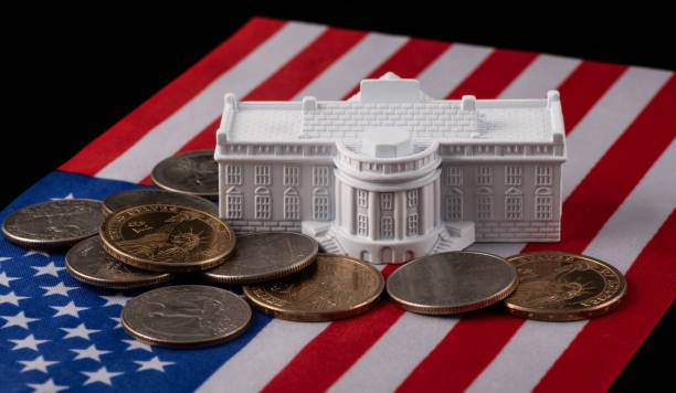 la résidence symbolique du président des états-unis, la maison blanche, avec en toile de fond le drapeau américain et les pièces de monnaie - gavel flag law american culture photos et images de collection