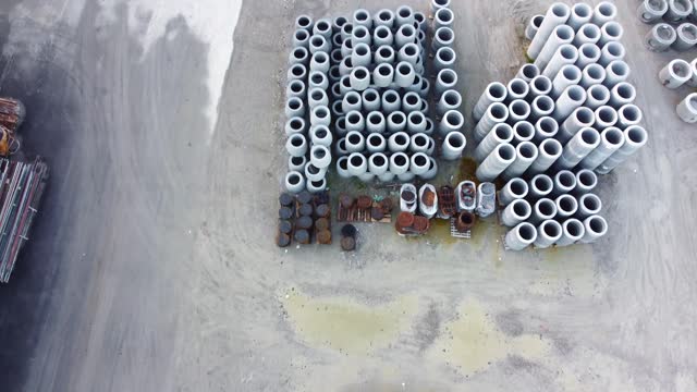 Aerial view of construction materials organized on a concrete surface.