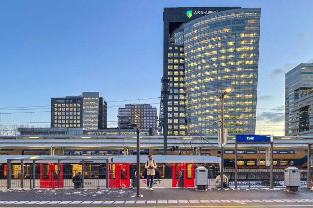 le quartier financier d’amsterdam avec sur cette photo la banque abn amro à droite - subway station railroad station netherlands subway photos et images de collection