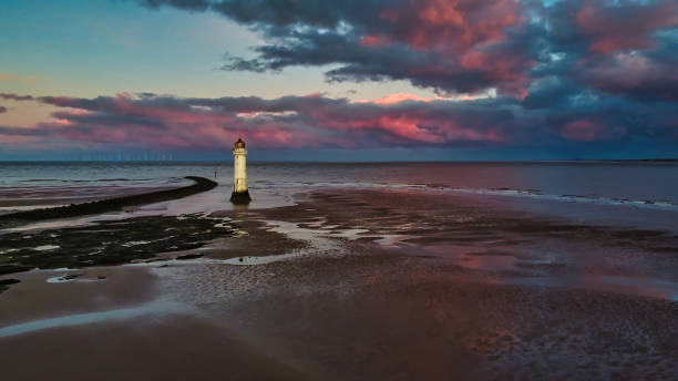 veduta aerea del faro di perch rock all'alba, new brighton, wirral, inghilterra, gran bretagna - perch rock lighthouse foto e immagini stock