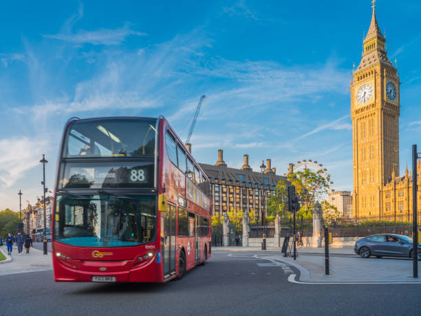 london big ben overlooking red double decker bus parliament square - big ben london england uk double decker bus imagens e fotografias de stock