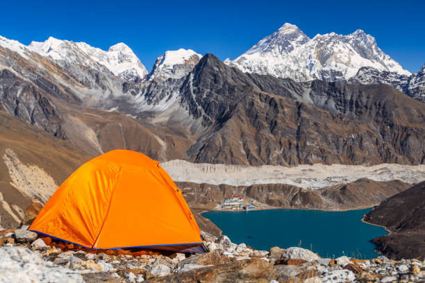 view of mount everest from renjo la, nepalese himalayas - renjo la fotografías e imágenes de stock