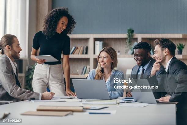 Happy Group Of Business People Discussing Strategy During Team Meeting At The Office Desk Together Hình ảnh Sẵn có - Tải xuống Hình ảnh Ngay bây giờ