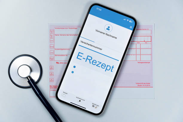 smartphone mit e-rezept auf dem display - verschreiben stock-fotos und bilder