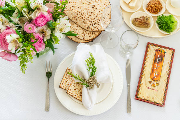apparecchiare la tavola per la pasqua ebraica con i fiori - seder plate seder plate judaism foto e immagini stock