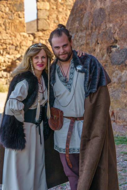 улыбающаяся пара в средневековой одежде с руинами замка - renaissance period стоковые фото и изображения