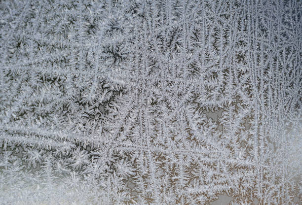 frost crystal on window glass in winter season - frosted glass glass textured crystal foto e immagini stock