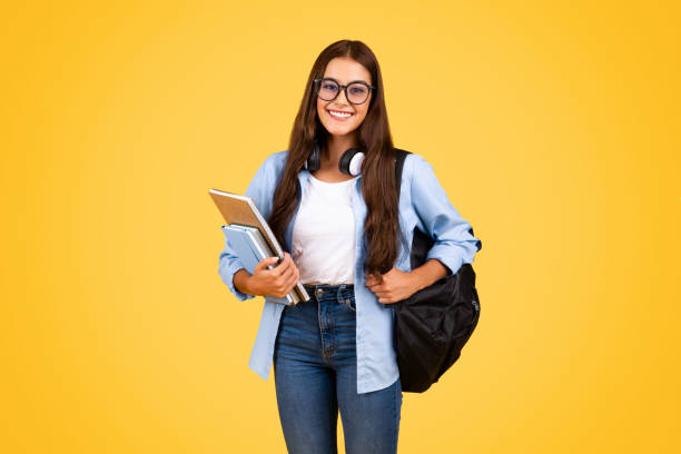 estudiante caucásica adolescente nerd positiva en gafas, con mochila, libros - nerd student female exam fotografías e imágenes de stock