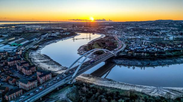 newport bei sonnenuntergang - newport south wales stock-fotos und bilder