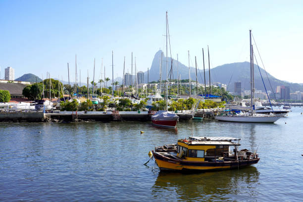 rio de janeiro com iates e barcos na baía de guanabara, rio de janeiro, brasil - brazil sea nautical vessel urca - fotografias e filmes do acervo