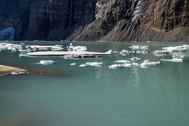 upper grinnell lake, grinnell glacier, montana - balance variation nature stone photos et images de collection